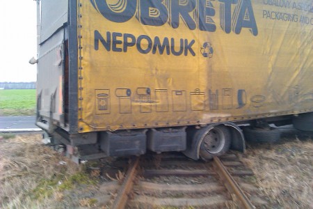 prejezd otice vlak kamion 450x300 Viděl jsem dopravní nehodu na vlastní oči