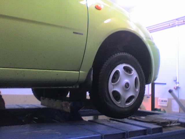 Auto na špalkách