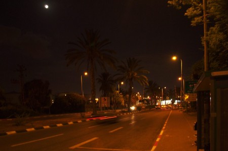 zastavka-letiste-tel-aviv zastavka letiste tel aviv 450x298 Přistání v Tel Avivu, snídaně u Středozemního moře, cesta přes Jeruzalém do Ein Gedi u Mrtvého moře